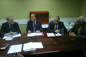 Reunión de trabajo en el Ministerio de Seguridad de Trinidad y Tobago