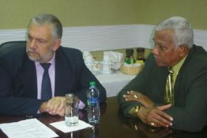 Reunión de trabajo del Dr. Ive con el Ministro de Seguridad de T&T