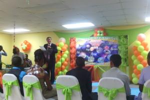 El Emabajador Argentino exponiendo frente a los alumnos de la Escuela Rural Buenos Ayres