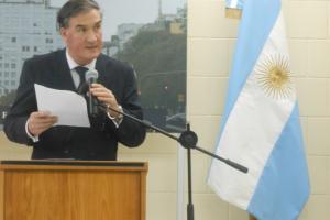 El Embajador Argentino, Marcelo Salviolo, pronunciando palabras alusivas