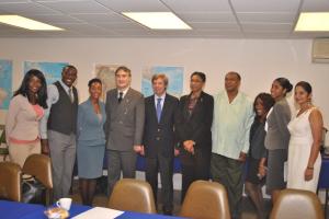 Participantes de la CARICOM al Seminario en Trinidad y Tobago, con autoridades de Cancillería y el director del ISEN