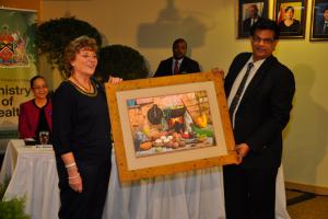 Obsequio del Ministro de Salud de T&T a la Médica Argentina