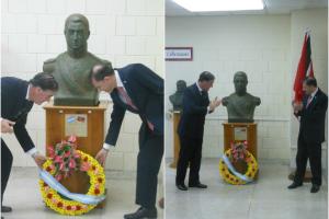 Ofrenda floral ante el busto del General San Martín en la UWI
