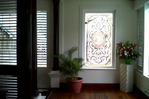 Vestíbulo de la Casa de Gobierno de Guyana. Escudo Nacional