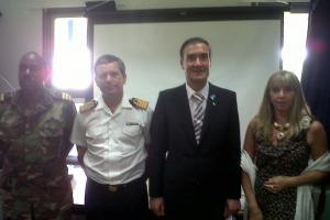 Abordo de la Libertad con el COM. argentino y el COM de la Guardia Costera surinamesa, Marino Acton 