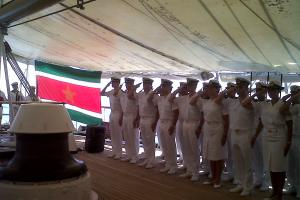 Himnos Nacionales argentino y surinamés en la Fragata 