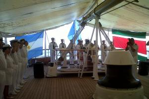 Formación naval en la cubierta del Buque Escuela 