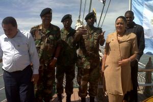 Funcionarios de la Cancillería y del Ministerio de Defensa de Suriname abordo de la Libertad