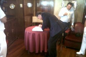 Firma en el despacho del Comandante de la Libertad 