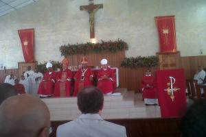 Arzobispo Harris con Nuncio Apostólico Girasoli y Obispo Llanos 