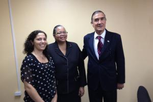 Directora del Lab. Oficial de T&T Dra. Wendy Ramrattan con Farm. Alvarez Gramuglia y Emb. Salviolo