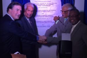 Descubrimiento de la placa inaugural con el Canciller de T&T, el Rector de la UWI y el Director de la Academia