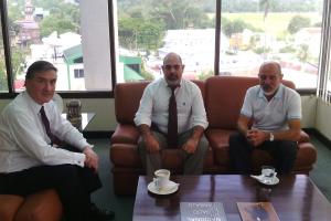 Entrevista del Sr. Iza con el Embajador Marcelo Salviolo y Juan Martin Fernandez Grimaldi, Agregado Administrativo 