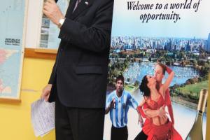 El Embajador Marcelo Salviolo, brindando el Seminario sobre las Islas Malvinas en la UWI, en el 2014