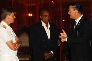 Entrevista del Emb. en T&T y el COM. de la Libertad con el Min. de Defensa Latour, Fuente: La Gaceta Marinera