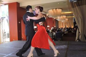 Pareja de Tango bailando en el Hotel Hyatt de Puerto España