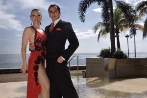 Pareja de Tango antes de su presentación en el Hotel Hyatt