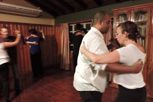 Bailarina argentina de Tango enseña a estudiante del Rey del Ritmo