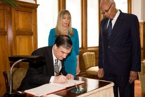 Firma del Libro de Honor en la Casa de Gobierno de Trinidad y Tobago