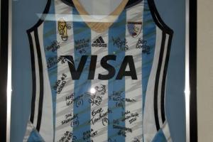 Camiseta firmada por las "Leoncitas" obsequiada a la Embajada Argentina en Puerto España
