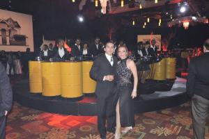 Pareja de Tango frente a orquesta local de Steel Pan
